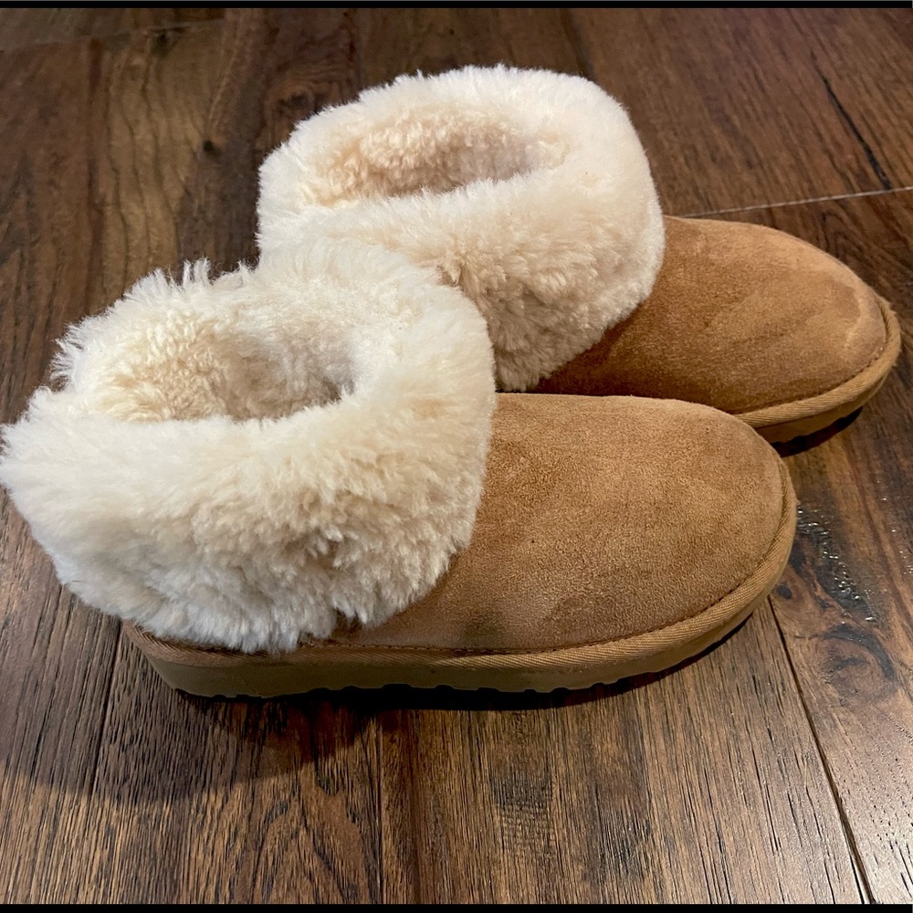 UGG Mini Boots in great shape! Size 5